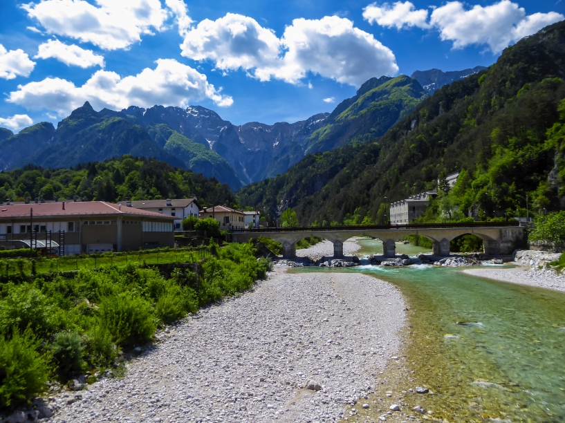 Die Alpe-Adria-Radstrecke führt Sie über beeindruckende Brücken wie hier über den verzweigten Tagliamento bei Venzone.