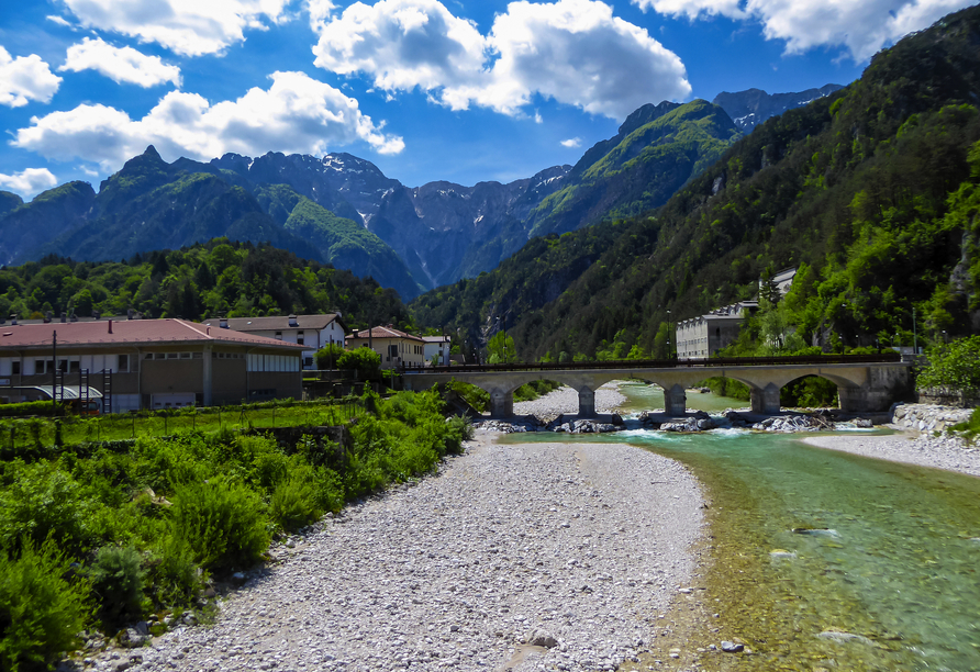 Die Alpe-Adria-Radstrecke führt Sie über beeindruckende Brücken wie hier über den verzweigten Tagliamento bei Venzone.