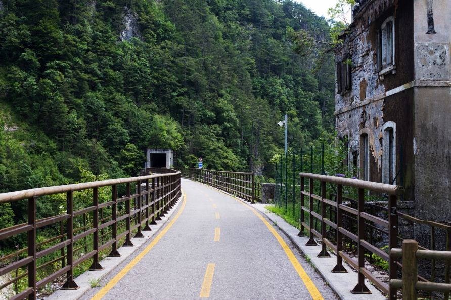 In Pontebba radeln Sie auf der alten Bahntrasse und durch Tunnel, die einst Züge durchquerten – ein ganz besonderes Erlebnis.