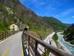 Erleben Sie ein Abenteuer durch ehemalige Eisenbahntunnel und stille Täler – wie hier im Val Canale.