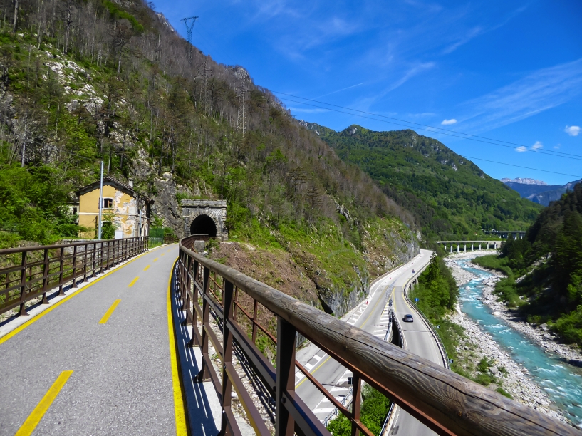 Erleben Sie ein Abenteuer durch ehemalige Eisenbahntunnel und stille Täler – wie hier im Val Canale.