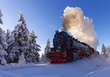 Die Harzer Schmalspurbahn auf dem Weg zum Brocken im Winter