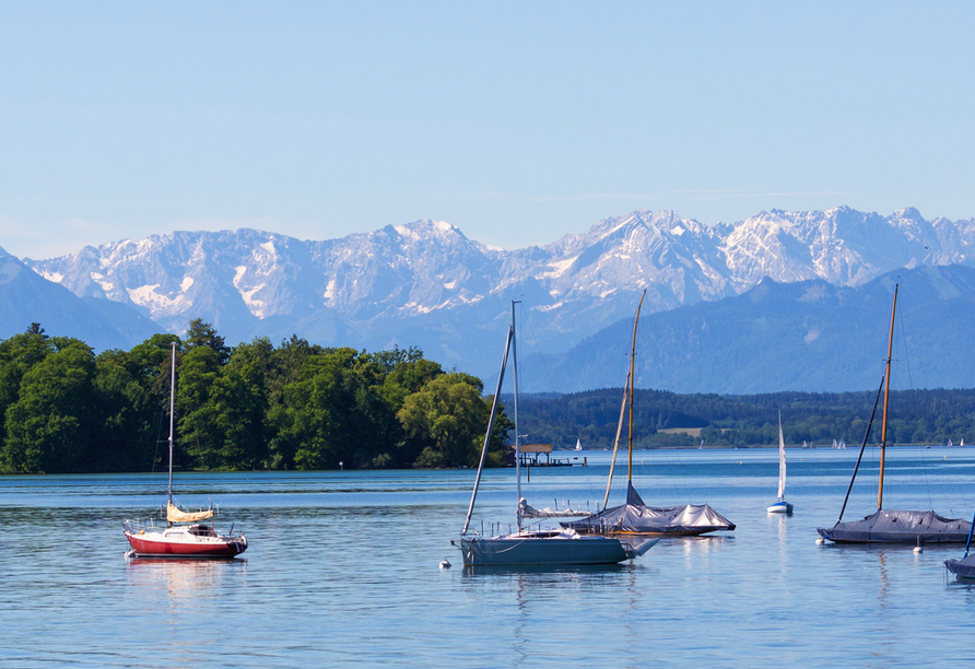 Panoramablick auf den Starnberger See mit der Roseninsel – im Hintergrund grüßen Sie die Alpen mit der Zugspitze.