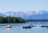 Panoramablick auf den Starnberger See mit der Roseninsel – im Hintergrund grüßen Sie die Alpen mit der Zugspitze.