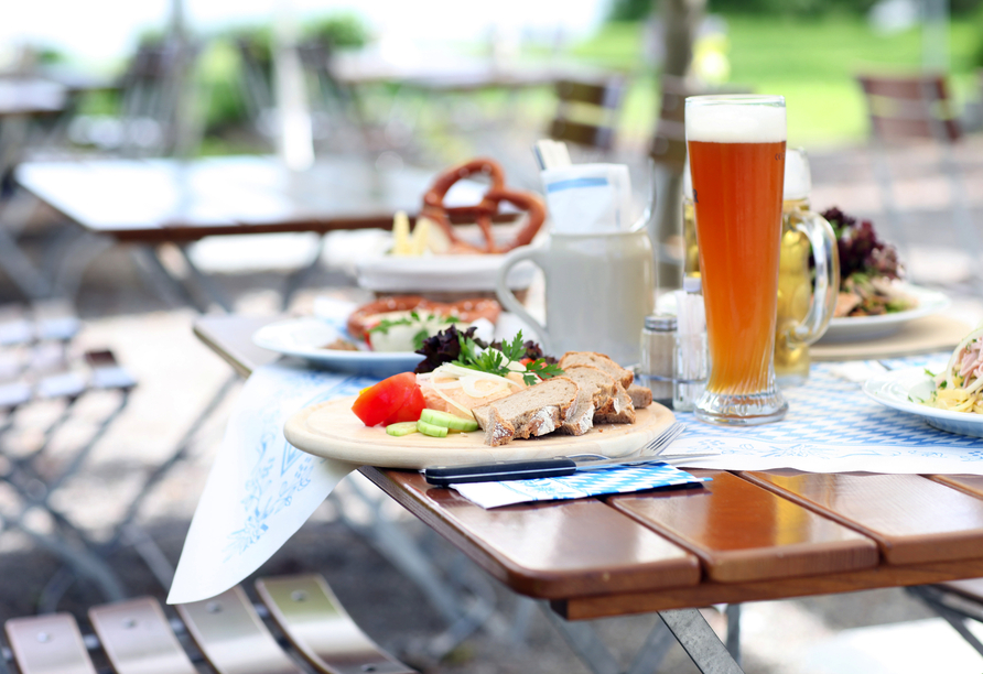 Typisch bayerisch genießen: einen Besuch im Biergarten haben Sie sich zum Abschluss redlich verdient.