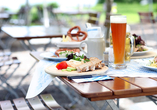 Typisch bayerisch genießen: einen Besuch im Biergarten haben Sie sich zum Abschluss redlich verdient.