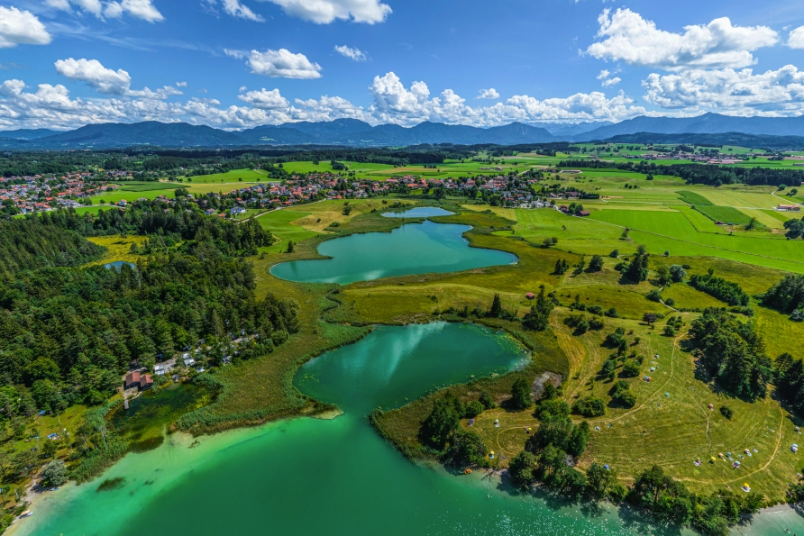 Die Osterseen bei Iffeldorf – ein einzigartiges Naturjuwel im bayerischen Oberland, eingebettet in eine urzeitliche Eiszerfallslandschaft.