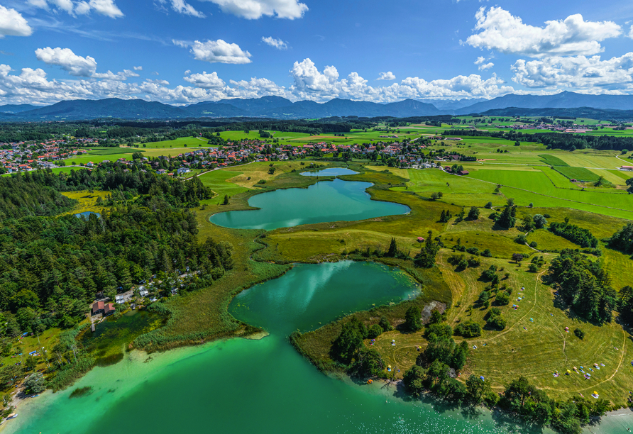Die Osterseen bei Iffeldorf – ein einzigartiges Naturjuwel im bayerischen Oberland, eingebettet in eine urzeitliche Eiszerfallslandschaft.