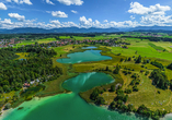 Die Osterseen bei Iffeldorf – ein einzigartiges Naturjuwel im bayerischen Oberland, eingebettet in eine urzeitliche Eiszerfallslandschaft.