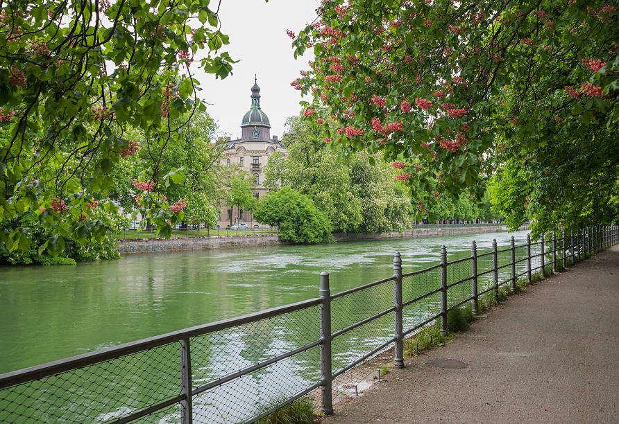 Unter roten Kastanien an der Isar erleben Sie Münchens Naturidylle ganz nah – ein perfekter Ausklang Ihrer Reise.