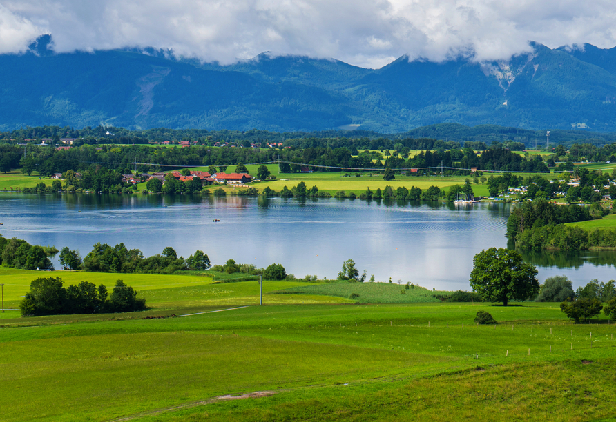Der Riegsee bei Murnau – ein stiller Geheimtipp im Blauen Land mit atemberaubendem Alpenblick.