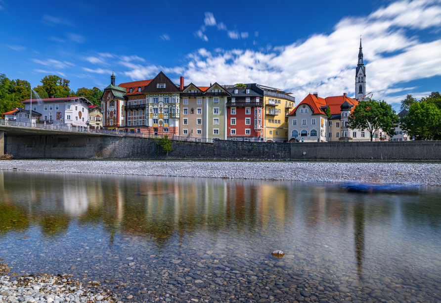 Bunte historische Häuser, kunstvolle Fassaden und Alpenblick – Bad Tölz zeigt sich Ihnen von seiner allerschönsten Seite.