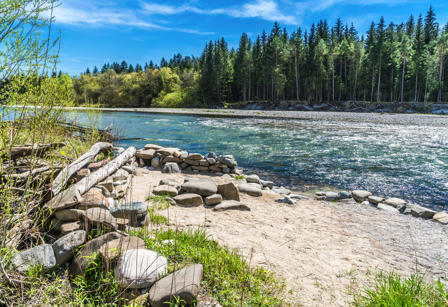 Wie wäre es mit einer Pause am kleinen Sandstrand an der Isar zwischen Geretsried und Wolfratshausen?