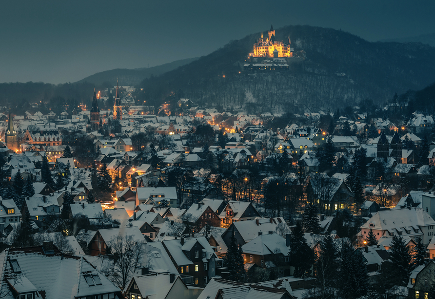 Das festlich beleuchtete Schloss Wernigerode thront majestätisch über der Stadt.