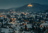 Das festlich beleuchtete Schloss Wernigerode thront majestätisch über der Stadt.