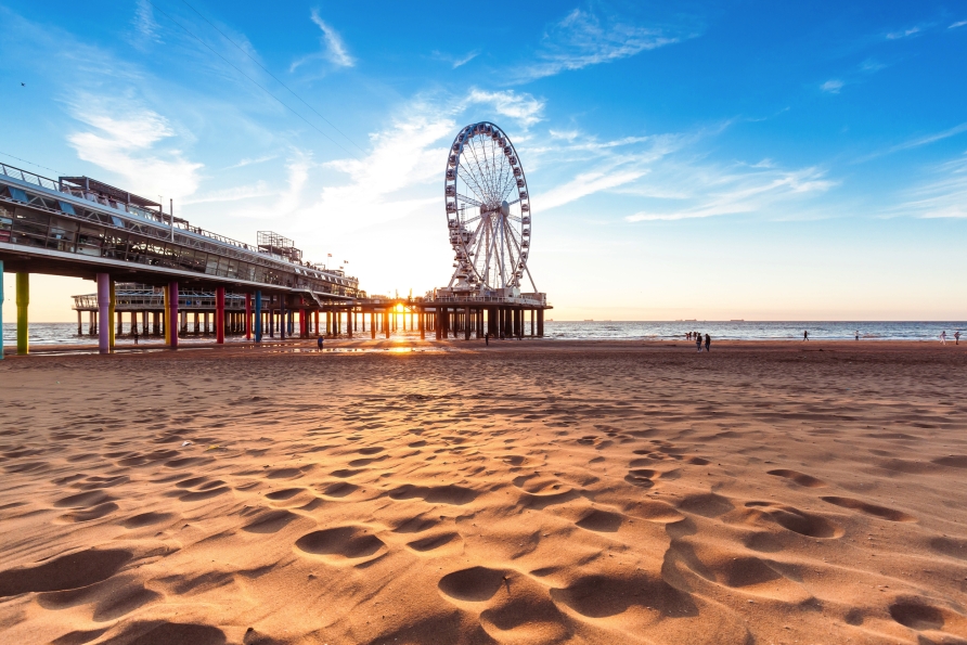 Erleben Sie Urlaubsfeeling pur: Am Strand von Den Haag erwarten Sie Meeresrauschen, Sand unter den Füßen und das ikonische Riesenrad.