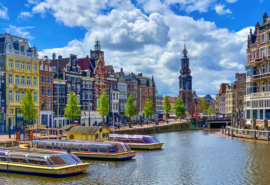 Amsterdam heißt Sie willkommen – lassen Sie sich treiben zwischen Wasser, Architektur und unzähligen Geschichten, die die Stadt zu erzählen hat.