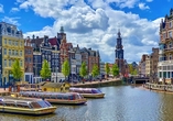 Amsterdam heißt Sie willkommen – lassen Sie sich treiben zwischen Wasser, Architektur und unzähligen Geschichten, die die Stadt zu erzählen hat.