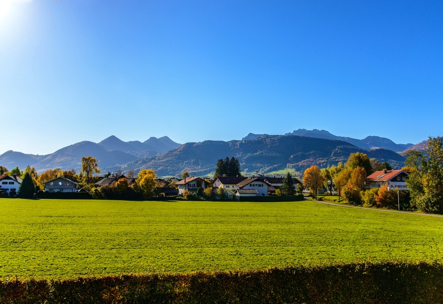 Radeln mit Aussicht – in Bernau treffen sanfte Uferwege auf imposante Alpengipfel.