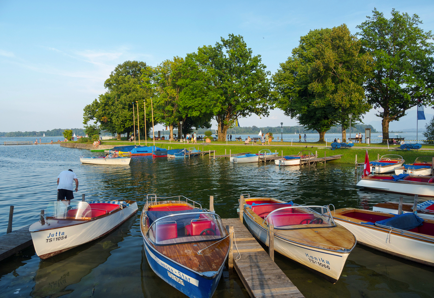 Flanieren am Seeufer – Ihr Radurlaub beginnt und endet am idyllischen Chiemsee.