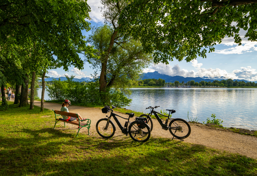 Der zauberhafte Chiemsee begleitet Sie von der ersten Etappe an.