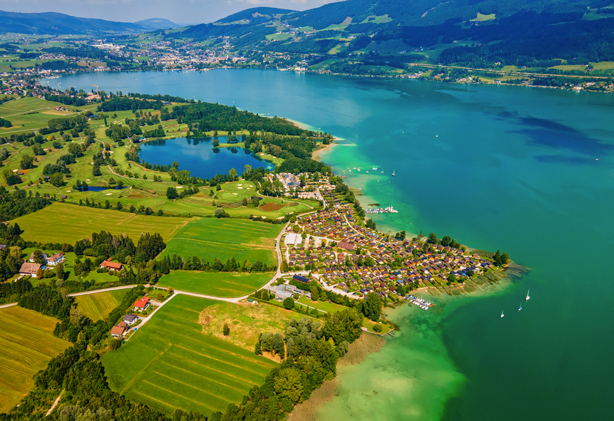 Genießen Sie den traumhaften Blick über den Mondsee – einer der schönsten Seen im Salzkammergut.