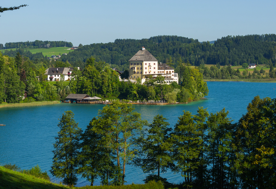 Der Fuschlsee im Salzburger Land begeistert mit glasklarem Wasser und idyllischer Lage.