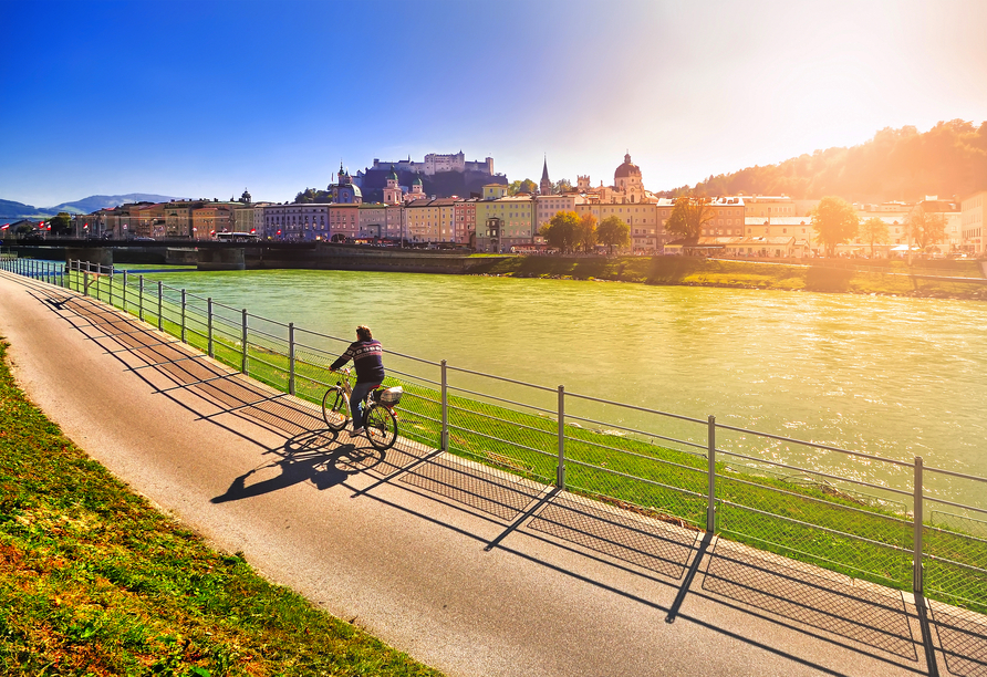 Die Route führt Sie an magischen Sehenswürdigkeiten wie der Festung Hohensalzburg in der Salzburger Altstadt vorbei.