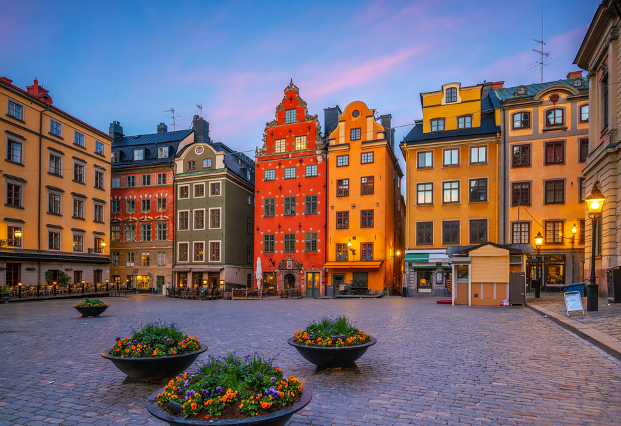 Spazieren Sie durch die Altstadt, vorbei an den historischen bunten Häusern in Stockholm.