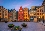Spazieren Sie durch die Altstadt, vorbei an den historischen bunten Häusern in Stockholm.