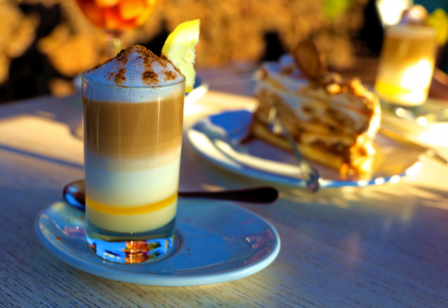 Lassen Sie sich die köstliche Kaffeespezialität Barraquito schmecken, die einmal für Sie inklusive ist.