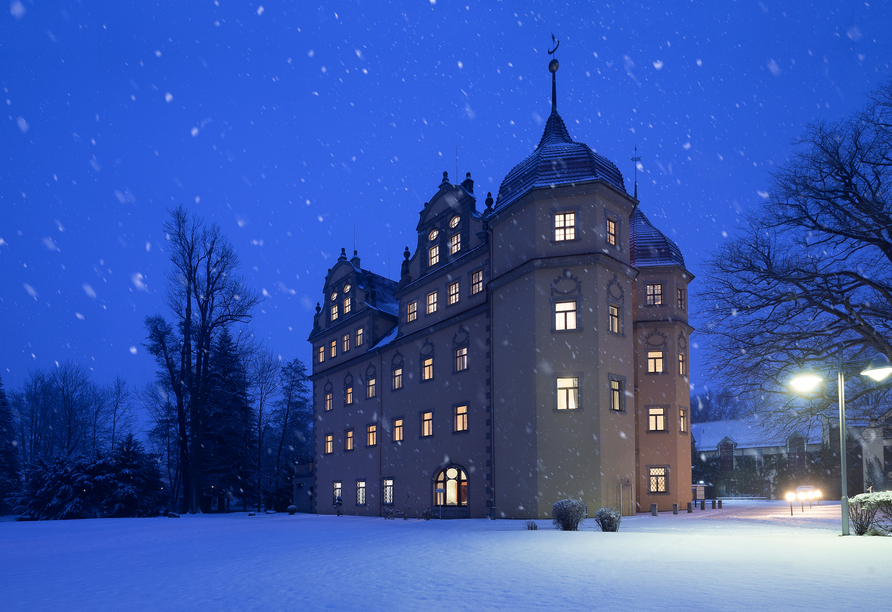 Auch im Winter bietet das Schlosshotel Althörnitz einen zauberhaften Anblick.