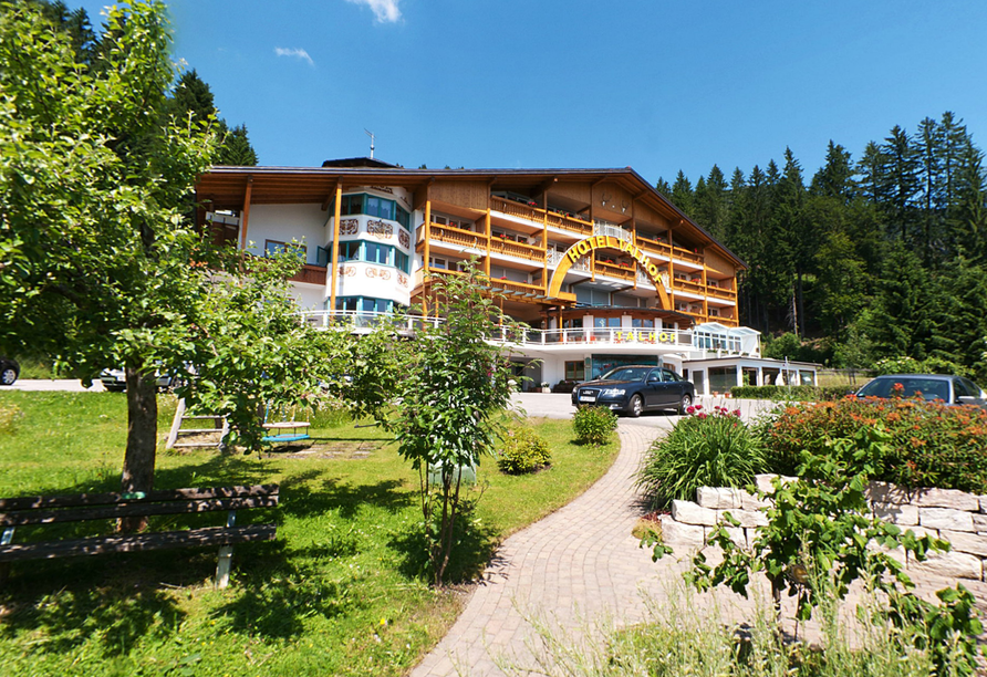 Außenansicht des Panoramahotels Talhof