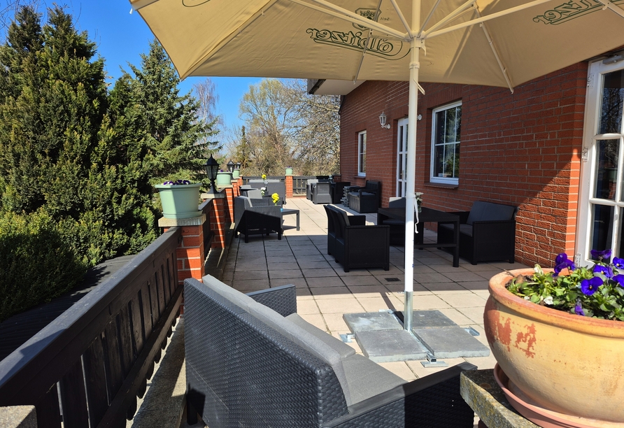 Genießen Sie die Ruhe und das Panorama auf der Hotel-Terrasse.