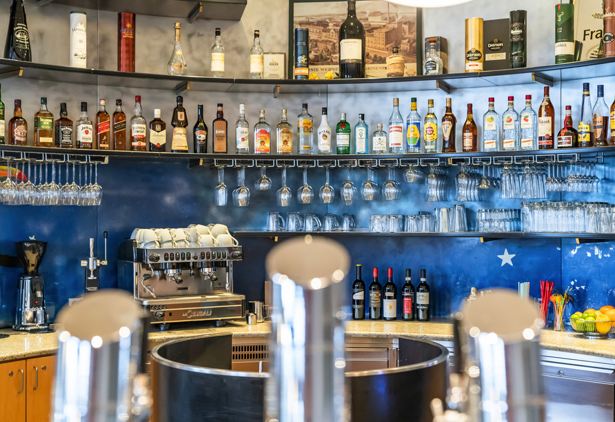 An der Bar erwarten Sie allerhand erfrischende Drinks.