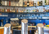 An der Bar erwarten Sie allerhand erfrischende Drinks.