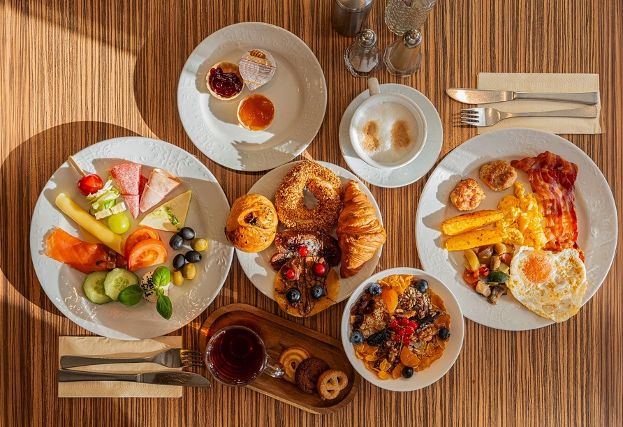 Mit einem reichhaltigen Frühstück starten Sie perfekt in den Tag.