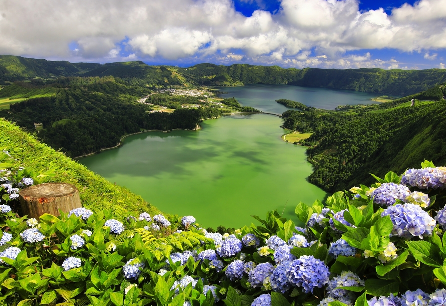 Vom Aussichtspunkt Vista do Rei in Sete Cidades genießen Sie eine unglaubliche Aussicht.