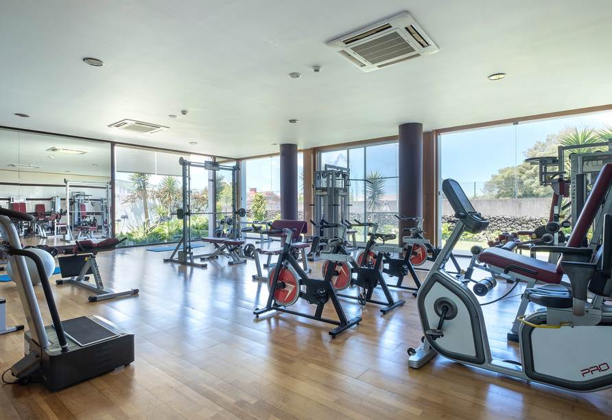 Im Fitnessraum des Hotels Vale do Navio können Sie sich auspowern.