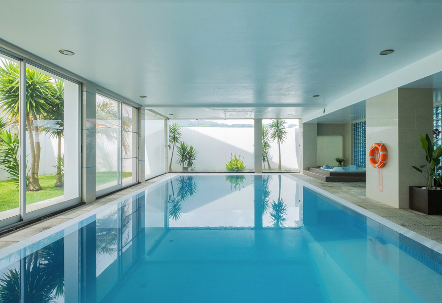 Das moderne Hallenbad des Hotels Vale do Navio