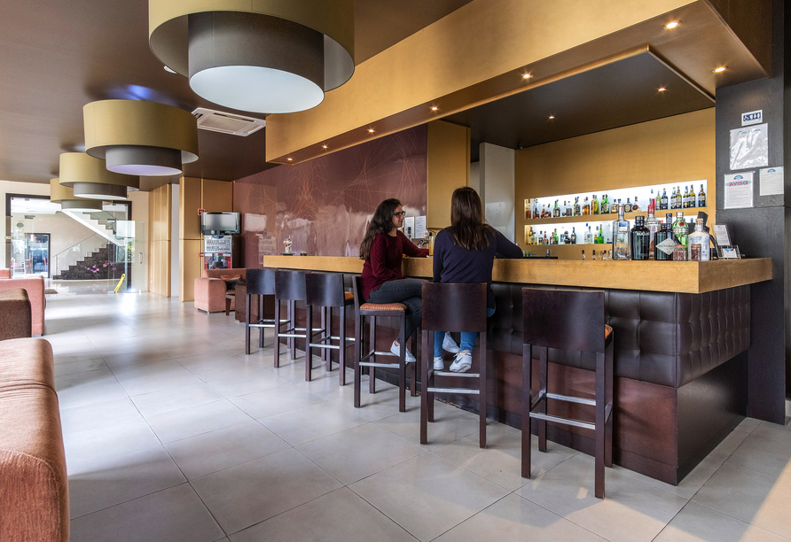 Genehmigen Sie sich ein köstliches Getränk an der Bar des Hotels Vale do Navio.
