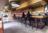 Genehmigen Sie sich ein köstliches Getränk an der Bar des Hotels Vale do Navio.