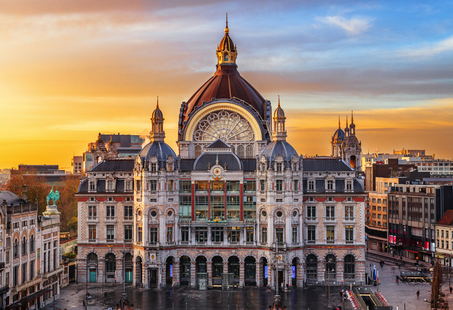 In Antwerpen entdecken Sie viele prunkvolle und historische Gebäude – wie hier den Hauptbahnhof von Antwerpen.