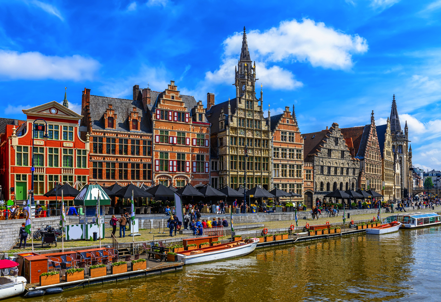 Blick auf den Graslei-Kai und den Fluss Leie im historischen Stadtzentrum von Gent