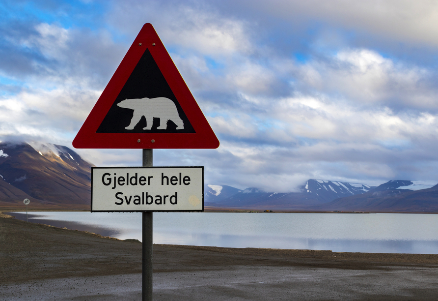 Die Eisbär-Warnschilder finden Sie überall in Spitzbergen.