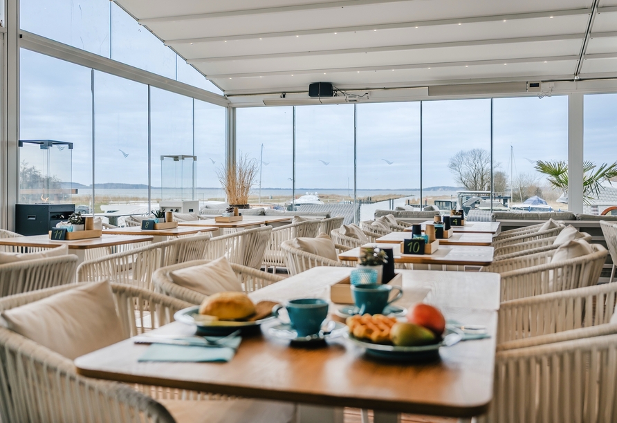 Genießen Sie köstliche Speisen und eine traumhafte Aussicht im Restaurant Ihres Hotels.