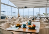 Genießen Sie köstliche Speisen und eine traumhafte Aussicht im Restaurant Ihres Hotels.