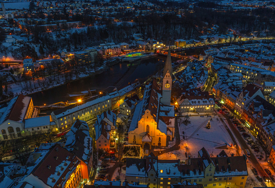In der Abenddämmerung leuchtet Kempten im Winter besonders eindrucksvoll.
