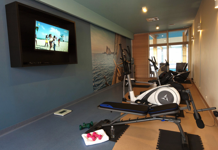 Powern Sie sich im Fitnessraum aus.