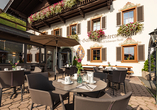 Die Terrasse des Hotels lädt zum Verweilen ein.